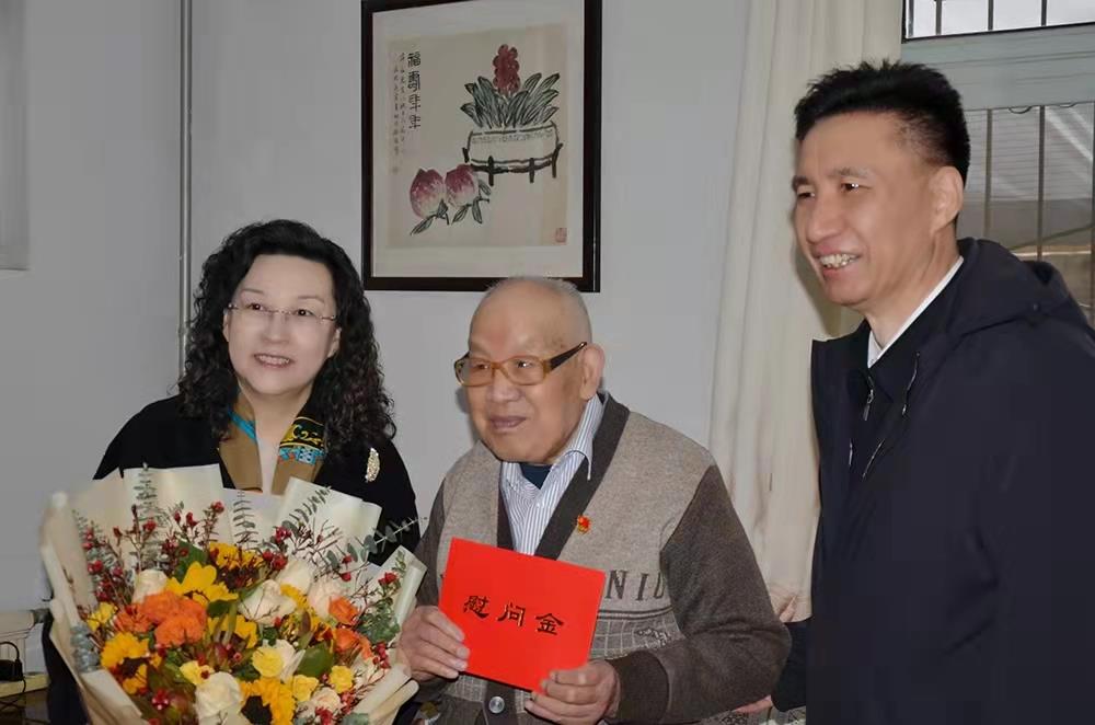 濟南產(chǎn)發(fā)集團黨委副書記、總經(jīng)理黃蓓走訪慰問離休老干部、老黨員